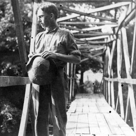 档案的照片阿什维尔农场学校男孩在桥上